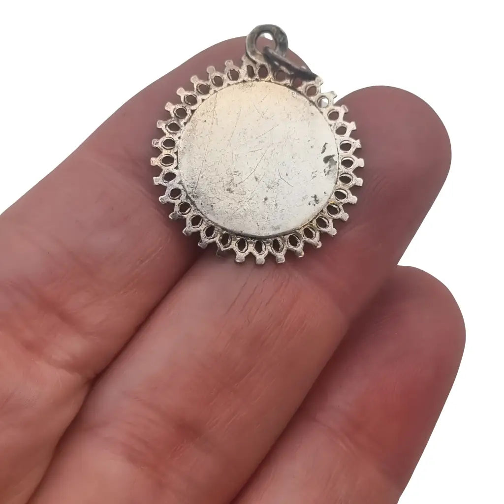 Medalla antigua de comunión en plata y grabado floral cáliz hostia pieza