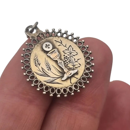 Medalla antigua de comunión en plata y grabado floral cáliz hostia pieza