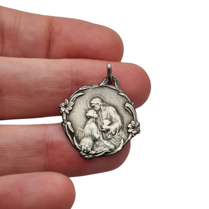 Medalla antigua comunión en plata Jesús y niña arrodillada detalles florales