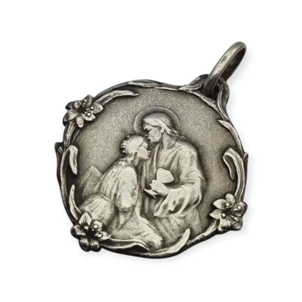 Medalla antigua comunión en plata Jesús y niña arrodillada detalles florales