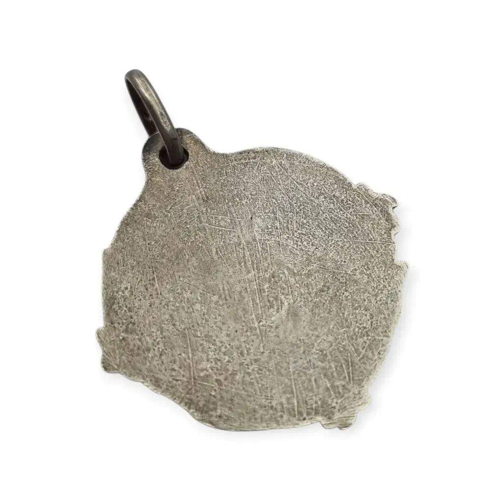 Medalla antigua comunión en plata Jesús y niña arrodillada detalles florales