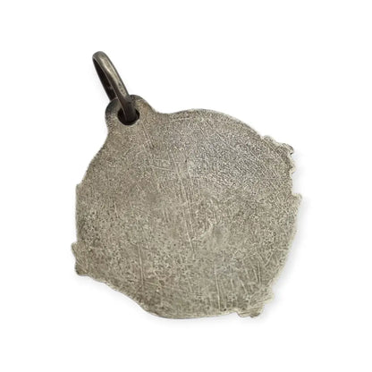 Medalla antigua comunión en plata Jesús y niña arrodillada detalles florales