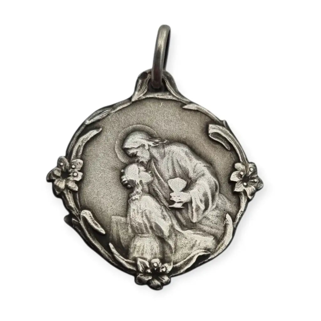 Medalla antigua comunión en plata Jesús y niña arrodillada detalles florales