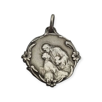 Medalla antigua comunión en plata Jesús y niña arrodillada detalles florales