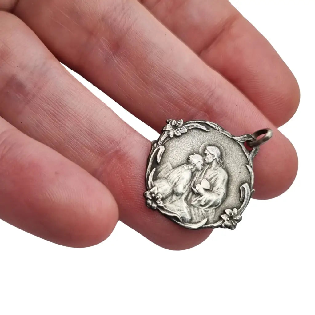 Medalla antigua comunión en plata Jesús y niña arrodillada detalles florales