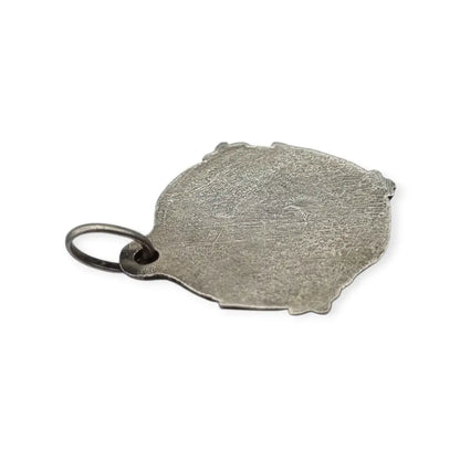 Medalla antigua comunión en plata Jesús y niña arrodillada detalles florales