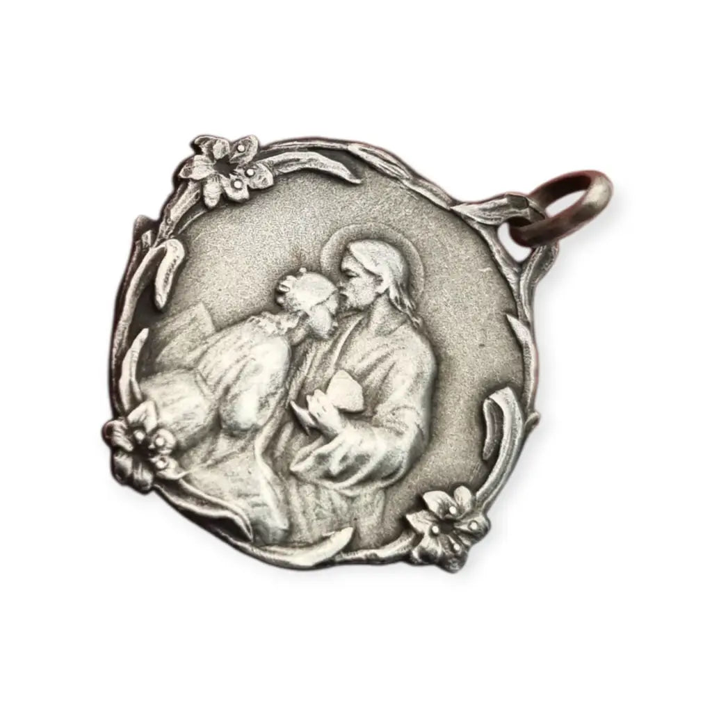 Medalla antigua comunión en plata Jesús y niña arrodillada detalles florales