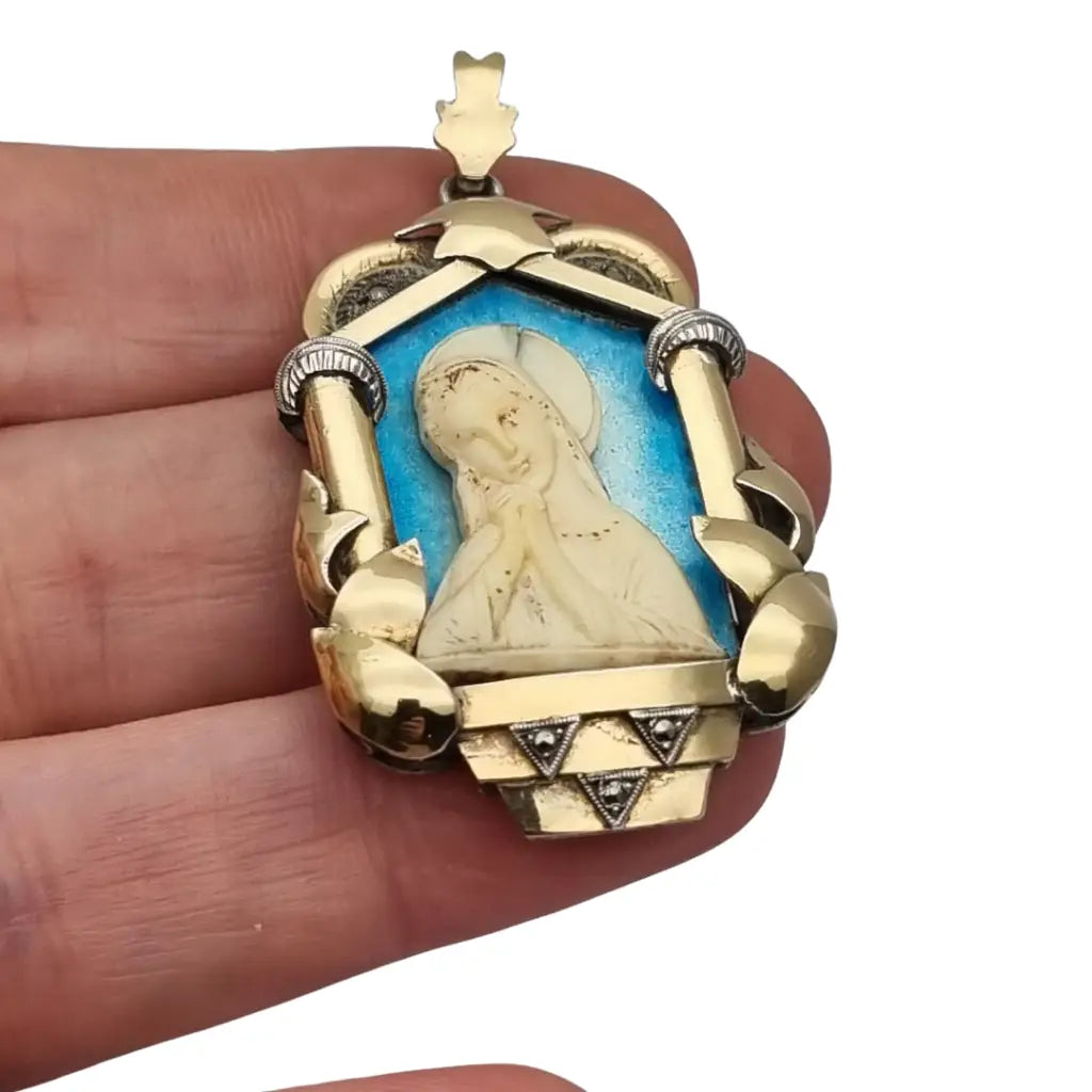 Medalla Art Déco década de 1930 con la Virgen María en plata oro y esmalte