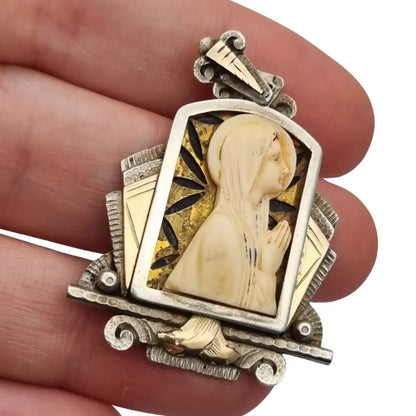 Medalla Art Decó de plata y vistas doradas con Virgen tallada circa 1930 joya