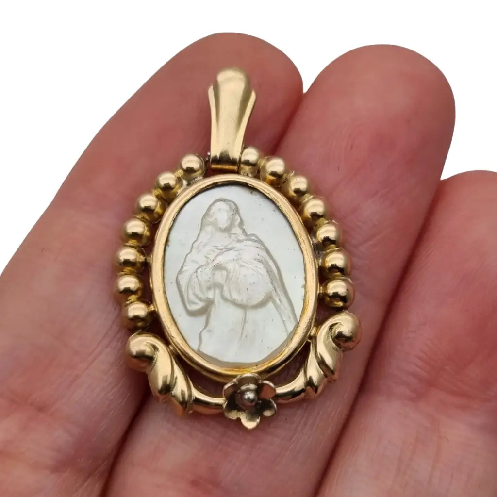 Medalla Art Déco de la Virgen en Plata Dorada Tallada Nácar Década