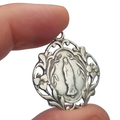Medalla Art Nouveau de plata calada Ntra. Sra. Lourdes vintage floral