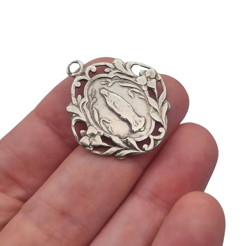 Medalla Art Nouveau de plata calada Ntra. Sra. Lourdes vintage floral
