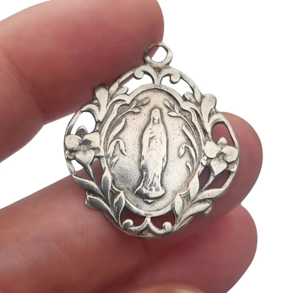 Medalla Art Nouveau de plata calada Ntra. Sra. Lourdes vintage floral