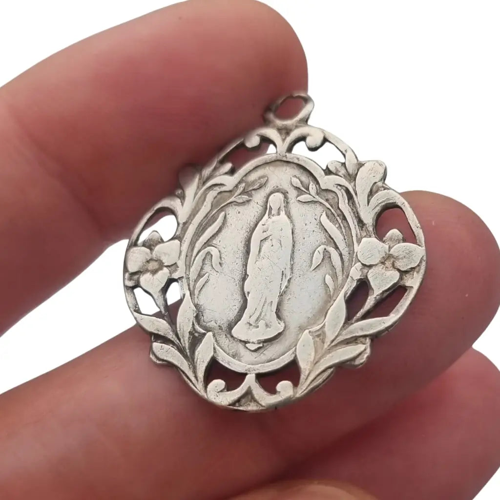 Medalla Art Nouveau de plata calada Ntra. Sra. Lourdes vintage floral