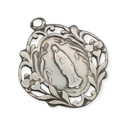Medalla Art Nouveau de plata calada Ntra. Sra. Lourdes vintage floral