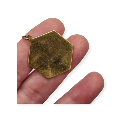 Medalla hexagonal con Virgen pintada en esmalte al fuego marco dorado inspirado