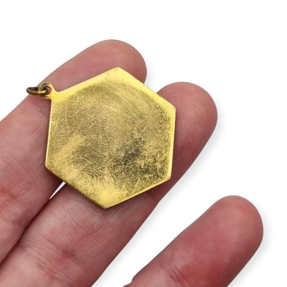 Medalla hexagonal con Virgen pintada en esmalte al fuego marco dorado inspirado