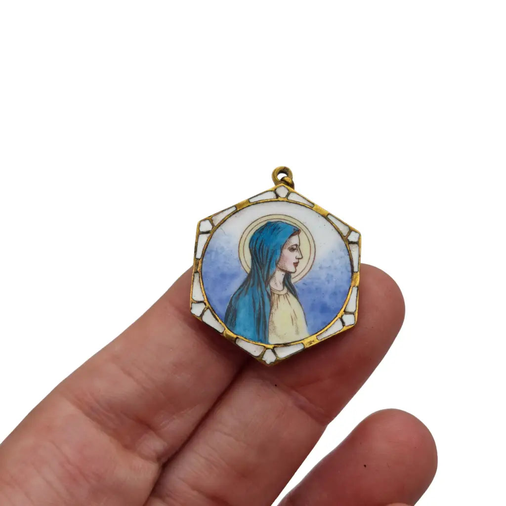 Medalla hexagonal con Virgen pintada en esmalte al fuego marco dorado inspirado