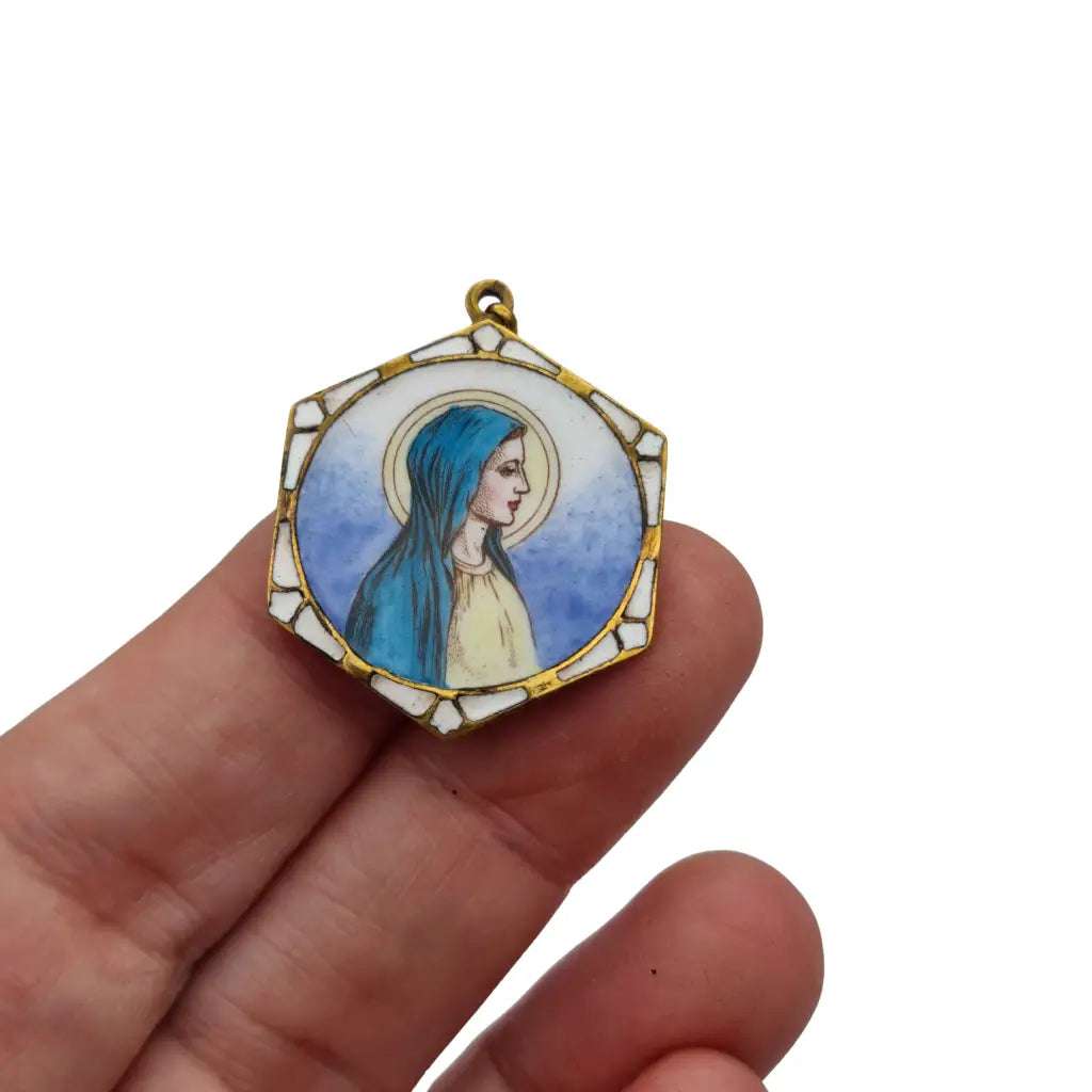 Medalla hexagonal con Virgen pintada en esmalte al fuego marco dorado inspirado