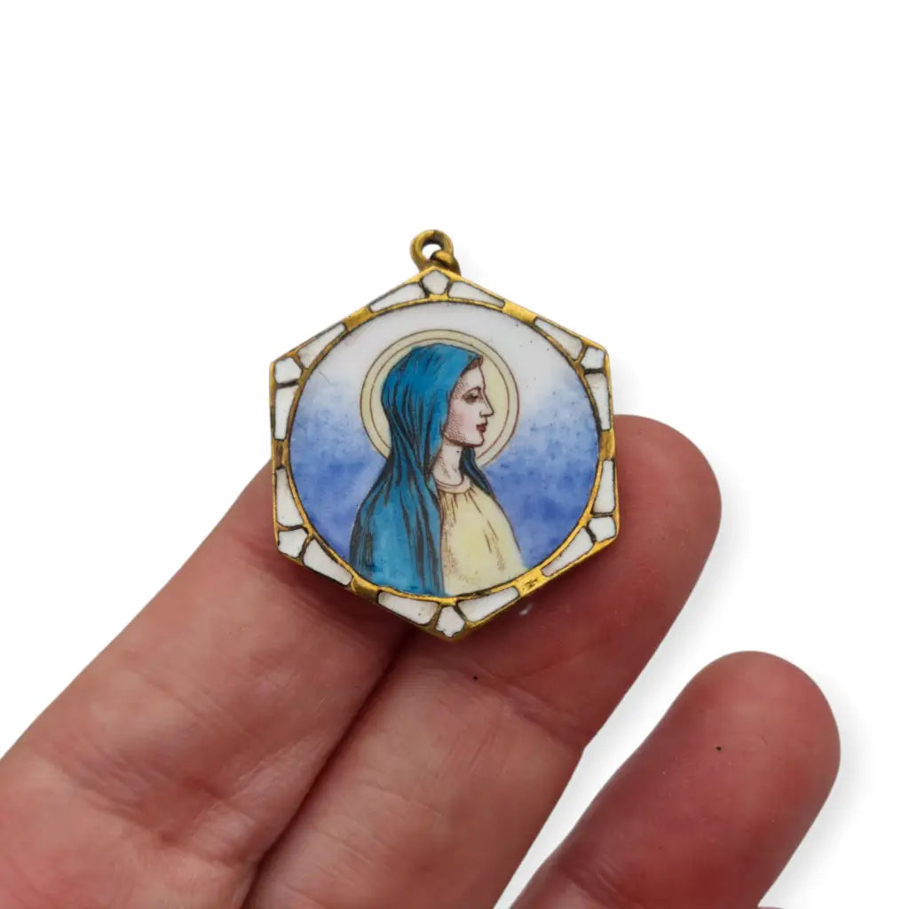 Medalla hexagonal con Virgen pintada en esmalte al fuego marco dorado inspirado