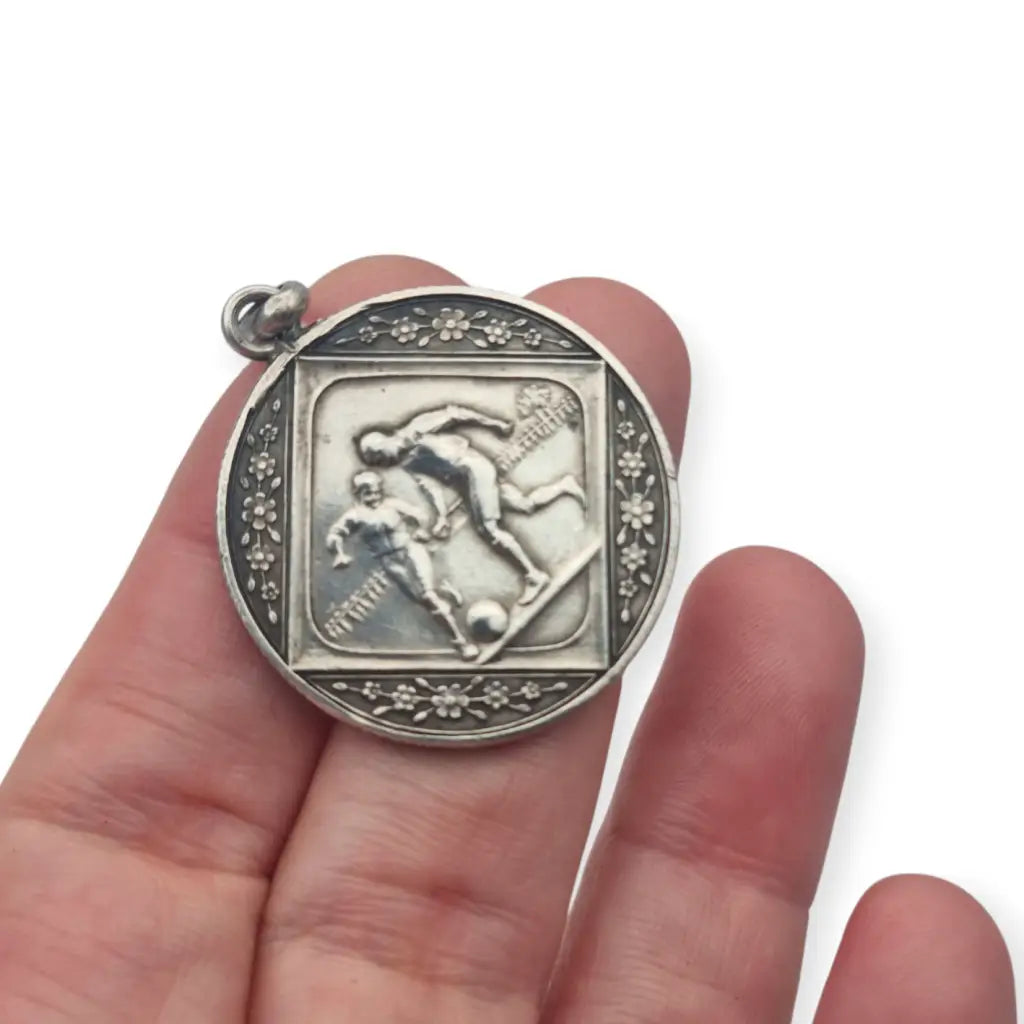Medalla modernista de fútbol en plata 925 joyería deportiva regalo