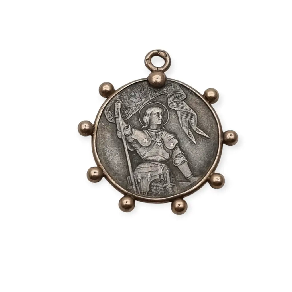 Medalla de plata Juana Arco Francia símbolo religioso y patriótico.