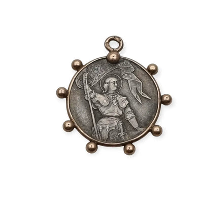 Medalla de plata Juana Arco Francia símbolo religioso y patriótico.