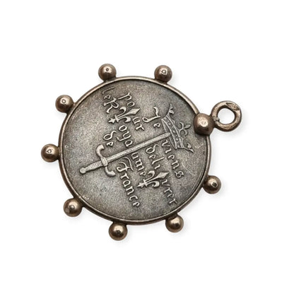 Medalla de plata Juana Arco Francia símbolo religioso y patriótico.