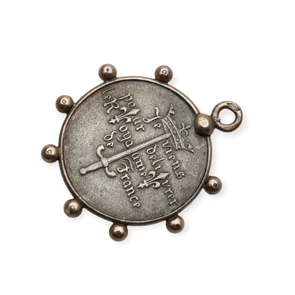 Medalla de plata Juana Arco Francia símbolo religioso y patriótico.