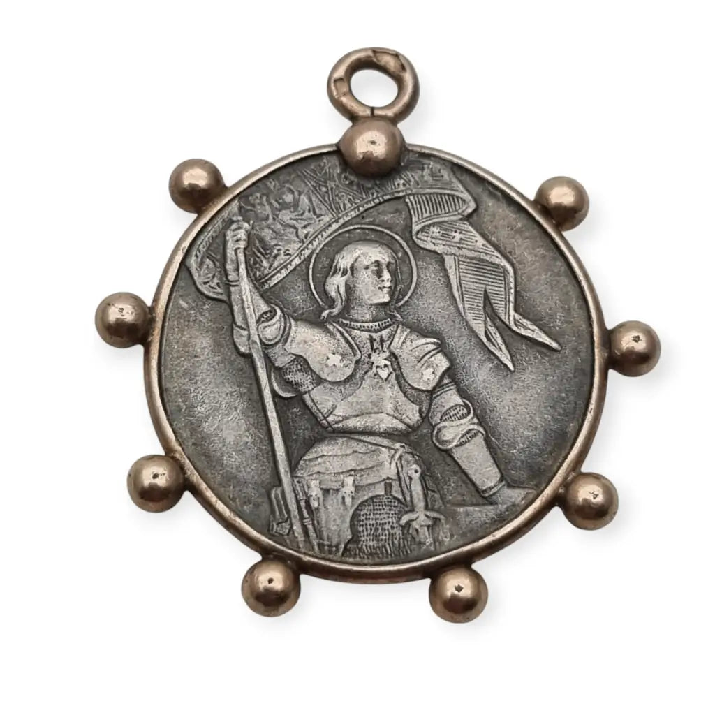 Medalla de plata Juana Arco Francia símbolo religioso y patriótico.