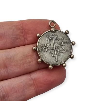 Medalla de plata Juana Arco Francia símbolo religioso y patriótico.