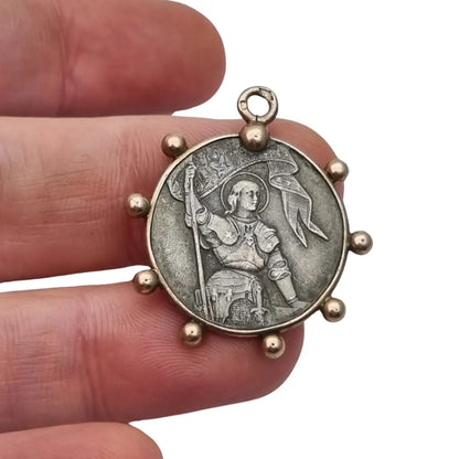 Medalla de plata Juana Arco Francia símbolo religioso y patriótico.