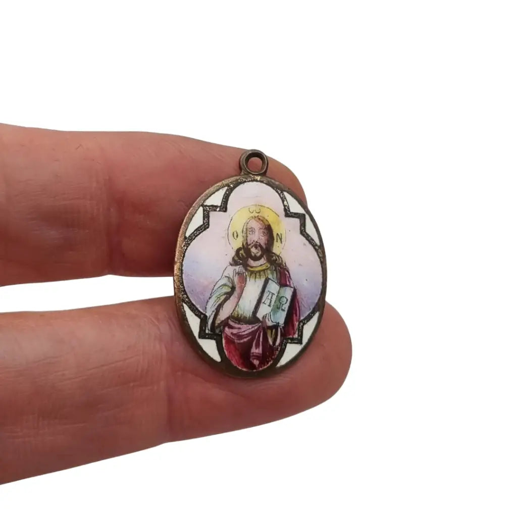 Medalla religiosa antigua Cristo Pantocrátor esmalte policromado circa 1930.
