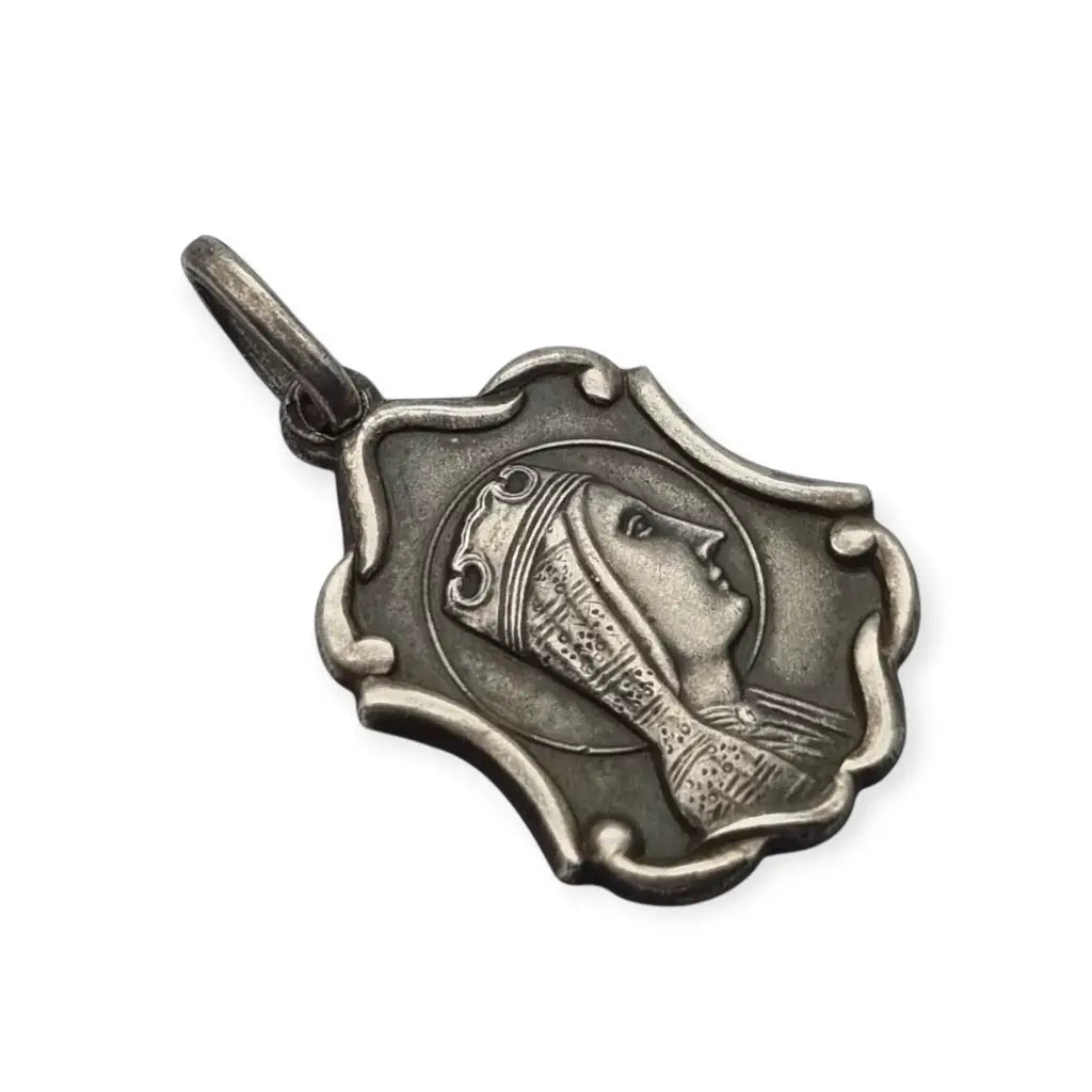 Medalla religiosa antigua en plata con la Moreneta de Montserrat estilo