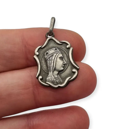 Medalla religiosa antigua en plata con la Moreneta de Montserrat estilo
