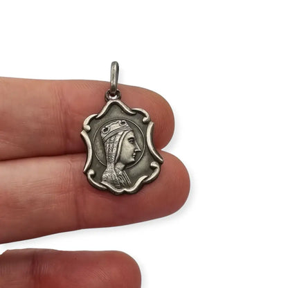 Medalla religiosa antigua en plata con la Moreneta de Montserrat estilo