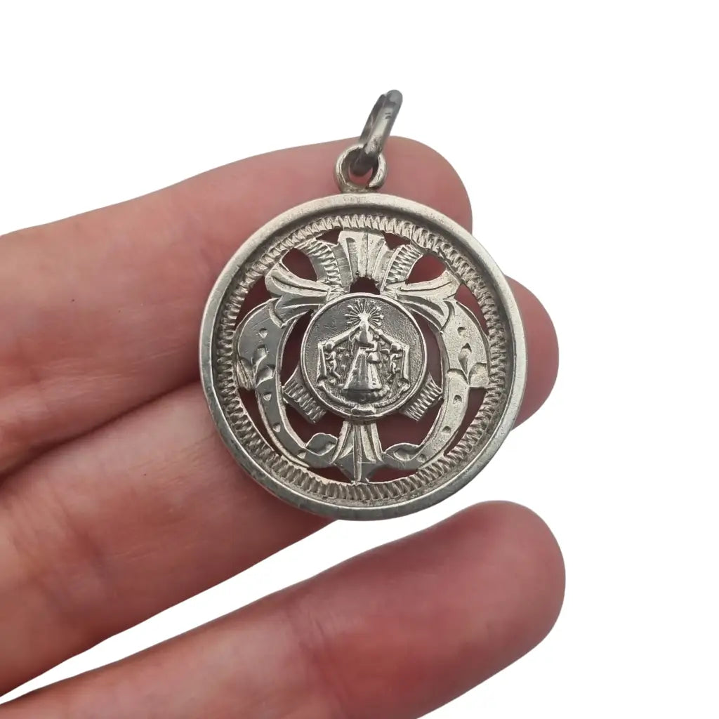 Medalla religiosa antigua Nuestra Señora de la Misericordia en plata calada