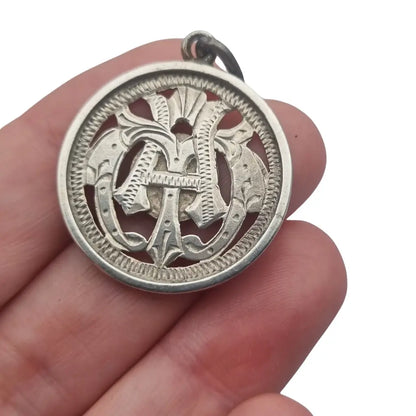 Medalla religiosa antigua Nuestra Señora de la Misericordia en plata calada