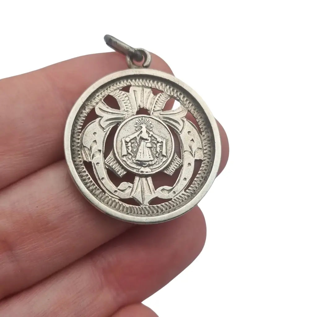 Medalla religiosa antigua Nuestra Señora de la Misericordia en plata calada