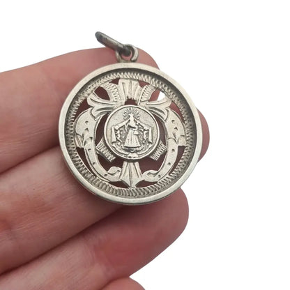 Medalla religiosa antigua Nuestra Señora de la Misericordia en plata calada