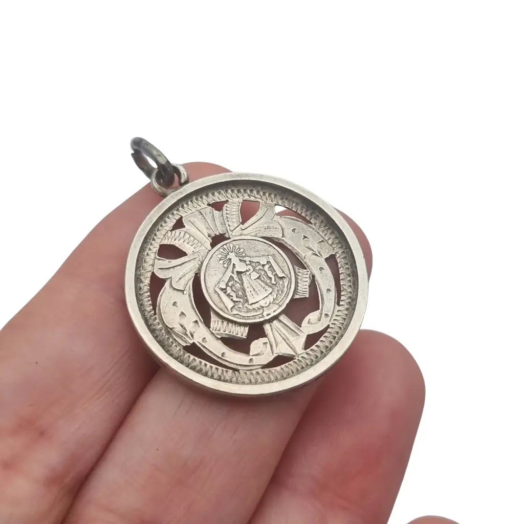 Medalla religiosa antigua Nuestra Señora de la Misericordia en plata calada