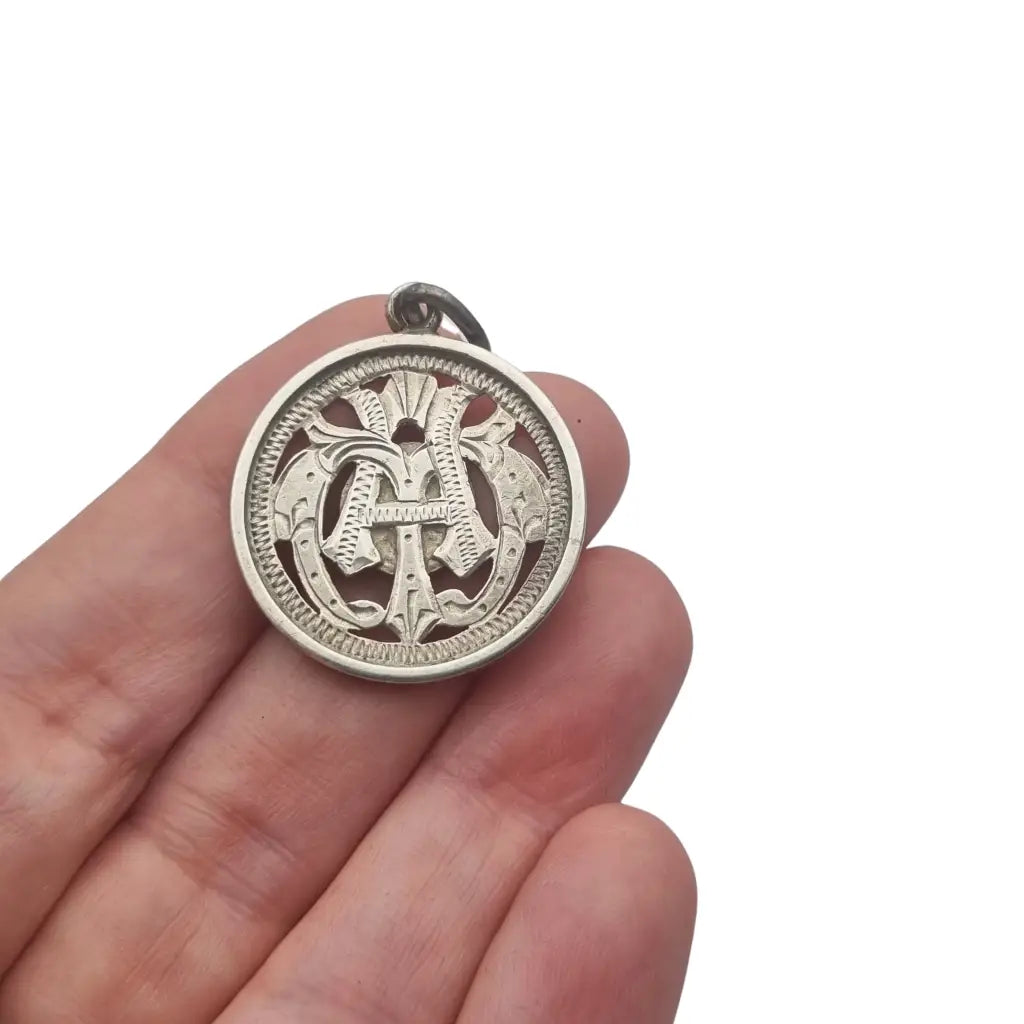 Medalla religiosa antigua Nuestra Señora de la Misericordia en plata calada