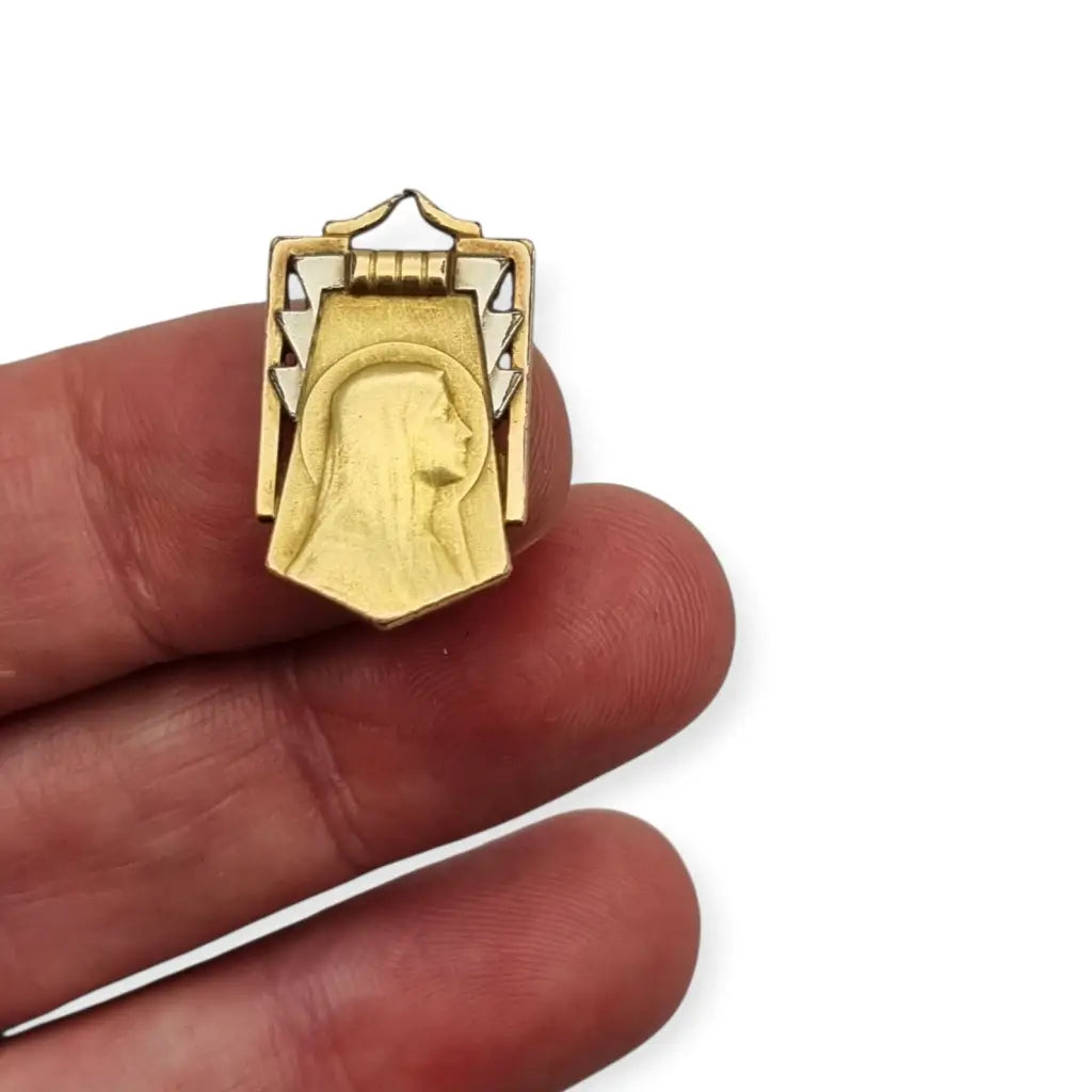 Medalla religiosa Art Déco antigua con Virgen en latón dorado contraste años