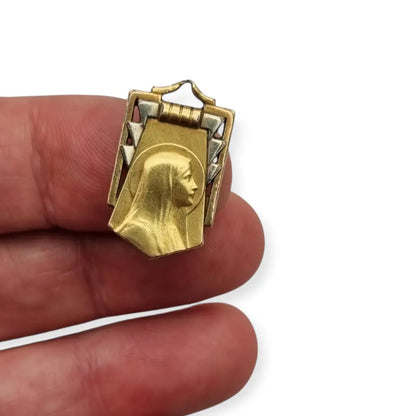 Medalla religiosa Art Déco antigua con Virgen en latón dorado contraste años