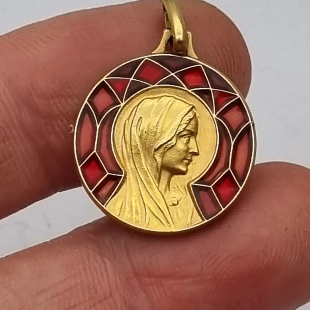 Medalla religiosa esmaltada con Virgen y esmalte rojo estilo vitrales en metal