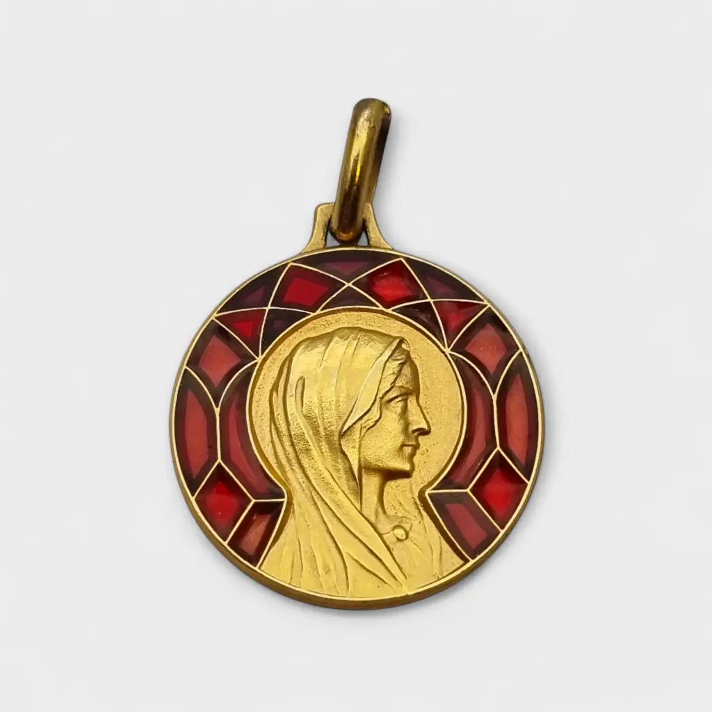 Medalla religiosa esmaltada con Virgen y esmalte rojo estilo vitrales en metal