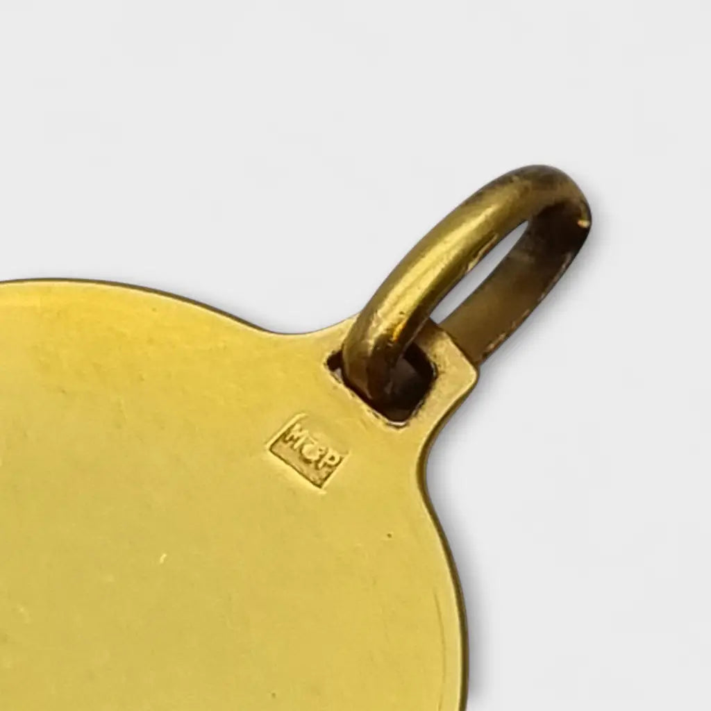 Medalla religiosa esmaltada con Virgen y esmalte rojo estilo vitrales en metal