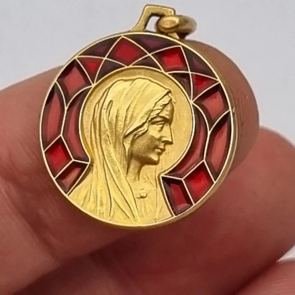 Medalla religiosa esmaltada con Virgen y esmalte rojo estilo vitrales en metal