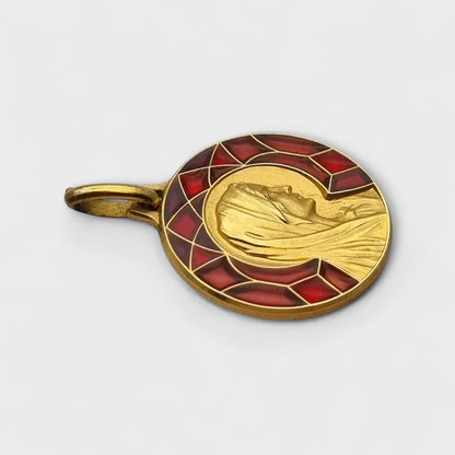 Medalla religiosa esmaltada con Virgen y esmalte rojo estilo vitrales en metal