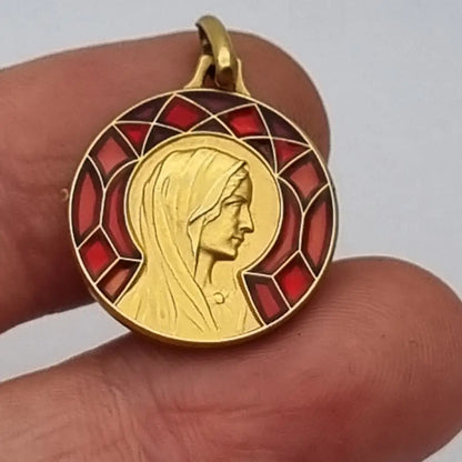 Medalla religiosa esmaltada con Virgen y esmalte rojo estilo vitrales en metal